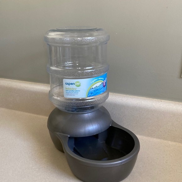 aspen pet Other - Aspen Pet auto watering container